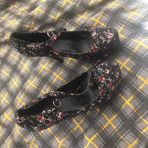 (3/$25)🌸Floral Pumps🌸 - Picture 3 of 3